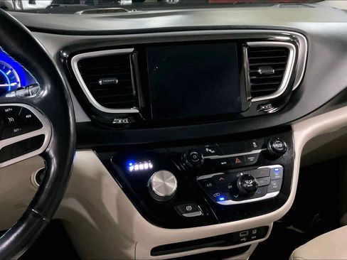 Used 2019 Chrysler Pacifica Touring Plus w/ Cold Weather Group image 6