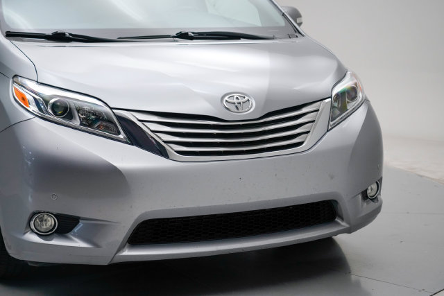 Used 2017 Toyota Sienna Limited w/ Outdoor Package AWD/4WD image 4