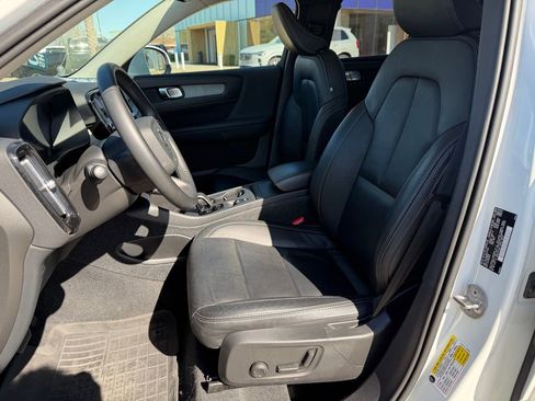 Used 2024 Volvo XC40 B5 Core image 10