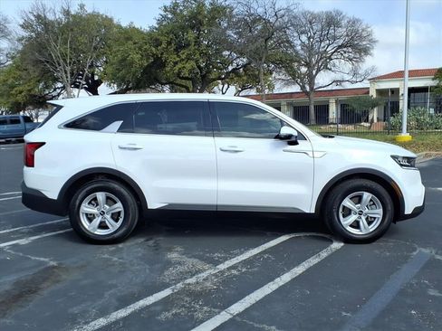Used 2023 Kia Sorento LX FWD image 9