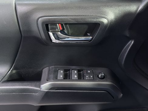 Used 2020 Toyota Tacoma TRD Sport AWD/4WD image 33