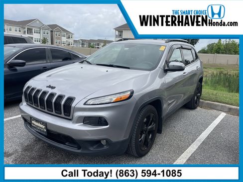 Used 2018 Jeep Cherokee Latitude w/ Altitude Package FWD image 1