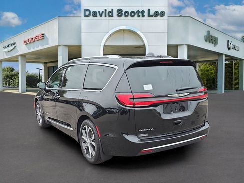 New 2026 Chrysler Pacifica Pinnacle image 8