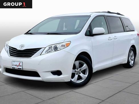 Used 2014 Toyota Sienna LE image 1