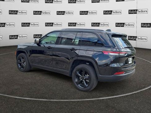 Certified 2025 Jeep Grand Cherokee Limited w/ Luxury Tech Group II RWD image 4