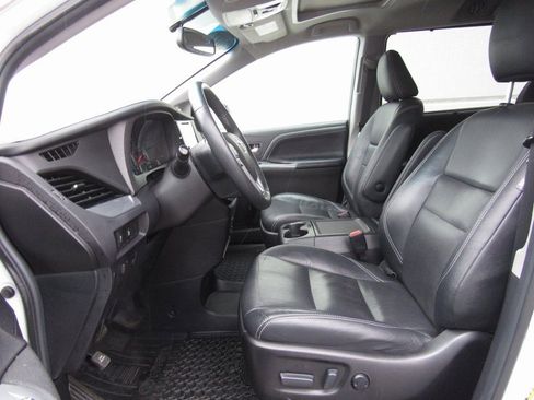 Used 2017 Toyota Sienna SE image 10