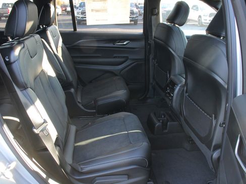 New 2025 Jeep Grand Cherokee L Altitude image 30