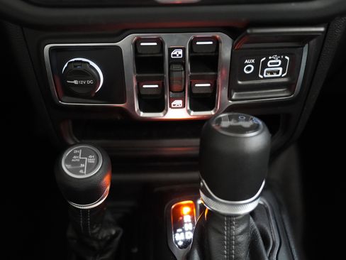 Used 2025 Jeep Wrangler Unlimited Sahara AWD/4WD image 28