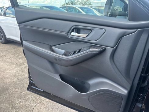 Used 2026 Nissan Rogue SL FWD image 18