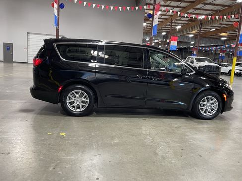 Used 2024 Chrysler Voyager LX FWD image 6