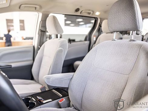 Used 2020 Toyota Sienna LE w/ LE Preferred Package FWD image 17