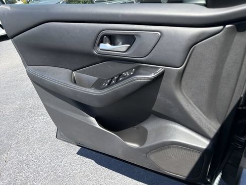 Used 2025 Nissan Rogue SV FWD image 21
