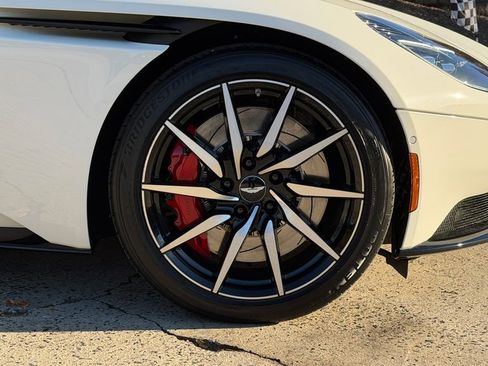 Used 2019 Aston Martin DB11 Volante image 4