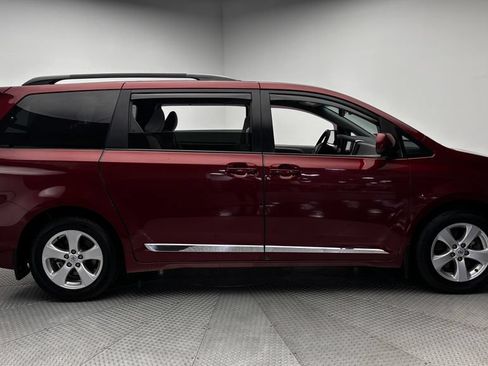 Used 2015 Toyota Sienna LE FWD image 35