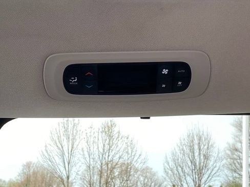 Used 2024 Chrysler Pacifica Touring-L FWD image 18