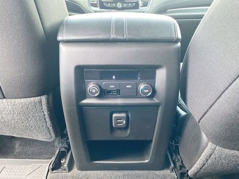 Used 2023 Chevrolet Traverse LT FWD image 20