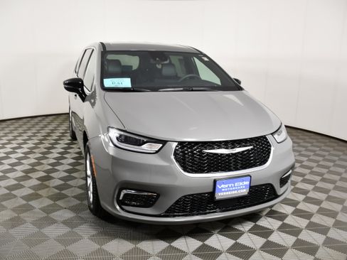 Used 2025 Chrysler Pacifica Select AWD/4WD image 3
