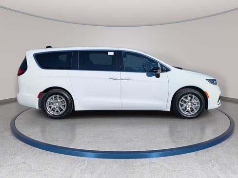 New 2026 Chrysler Pacifica Select image 4