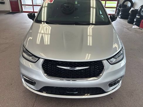 Certified 2024 Chrysler Pacifica Touring-L FWD image 4