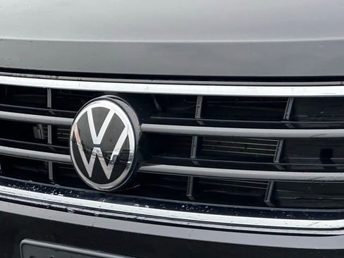 Used 2022 Volkswagen Tiguan SE R-Line image 4