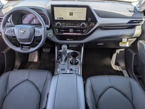 Used 2026 Toyota Highlander Limited AWD/4WD image 4