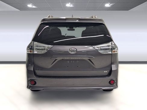 Used 2020 Toyota Sienna SE image 8