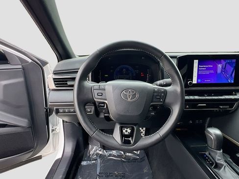Used 2025 Toyota Camry SE FWD image 11