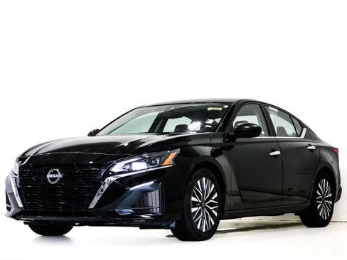 Used 2024 Nissan Altima 2.5 SV FWD image 3