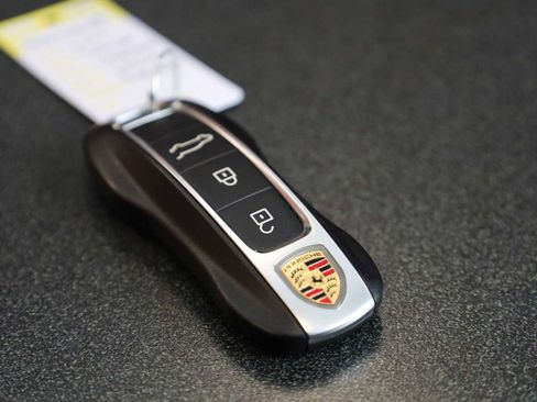 Certified 2023 Porsche Cayenne Platinum Edition image 42