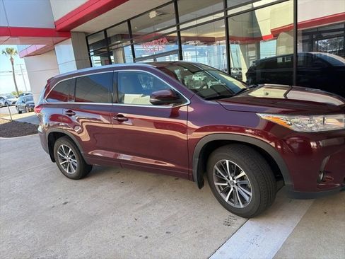 Used 2018 Toyota Highlander SE image 2