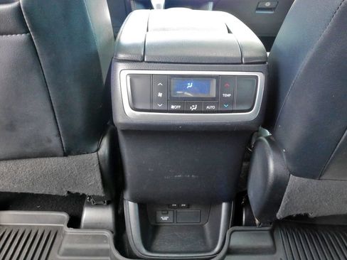 Used 2018 Toyota Highlander SE w/ Carpet Mat Package (TMS) AWD/4WD image 21