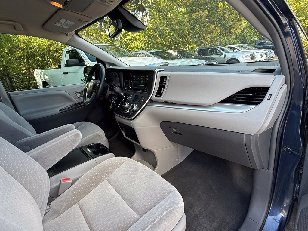 Used 2018 Toyota Sienna LE FWD image 44