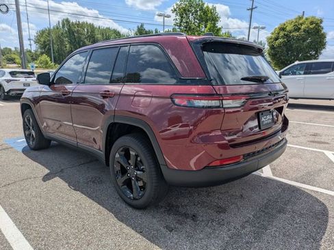 Used 2025 Jeep Grand Cherokee Limited w/ Black Appearance Package image 4