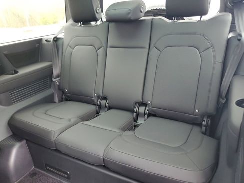 New 2026 Land Rover Defender 130 X-Dynamic SE AWD/4WD image 31