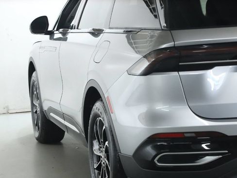 Used 2025 Lincoln Nautilus Premier AWD/4WD image 40