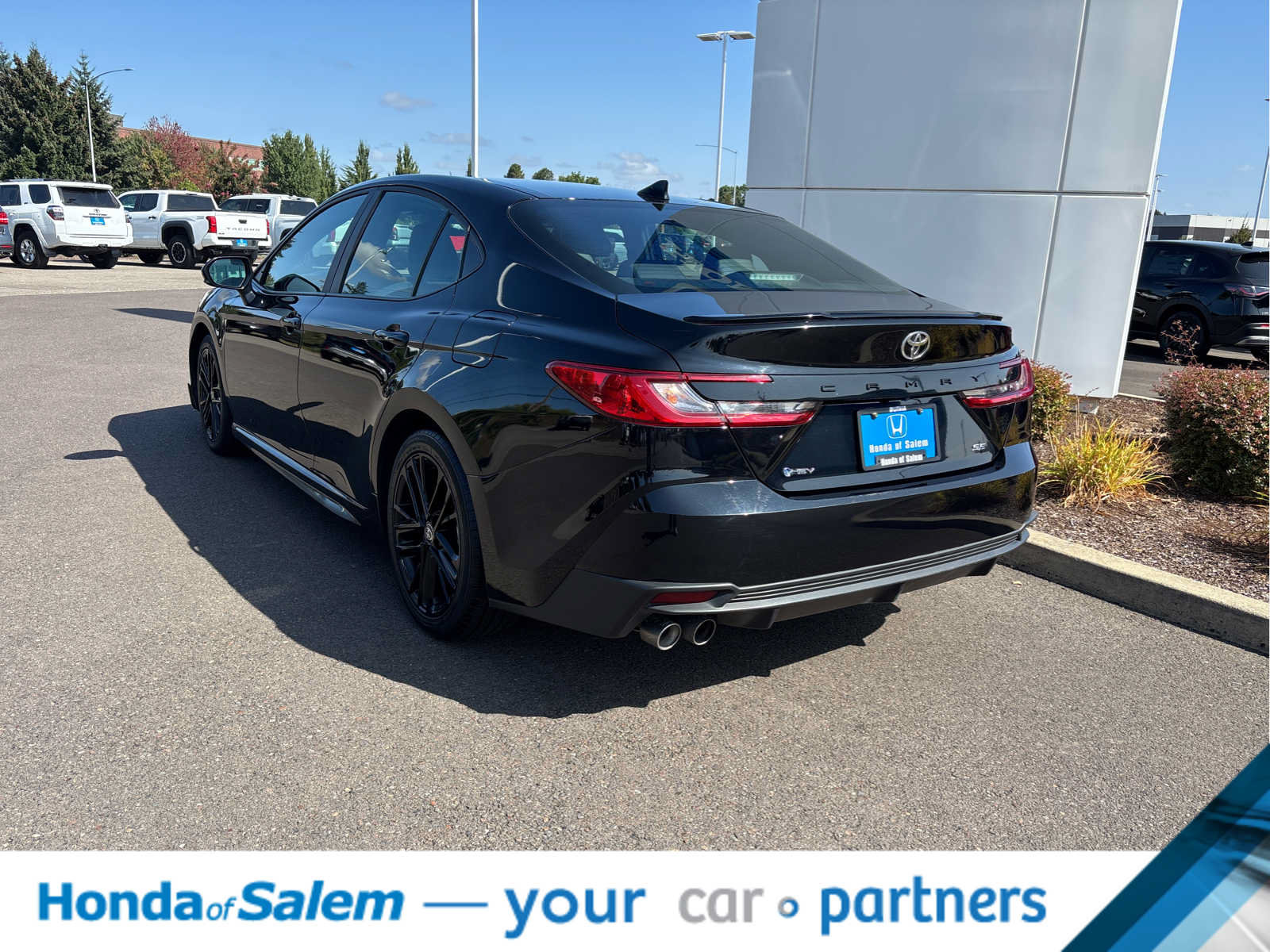 Used 2025 Toyota Camry SE FWD image 4