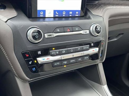 Used 2020 Ford Explorer Platinum w/ Premium Technology Package image 32