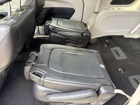 Used 2023 Chrysler Pacifica Touring-L FWD image 18
