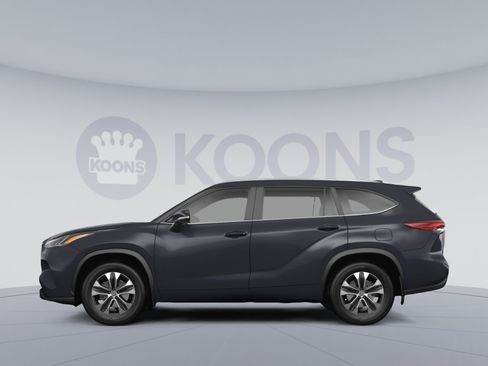 Used 2023 Toyota Highlander XLE AWD/4WD image 2