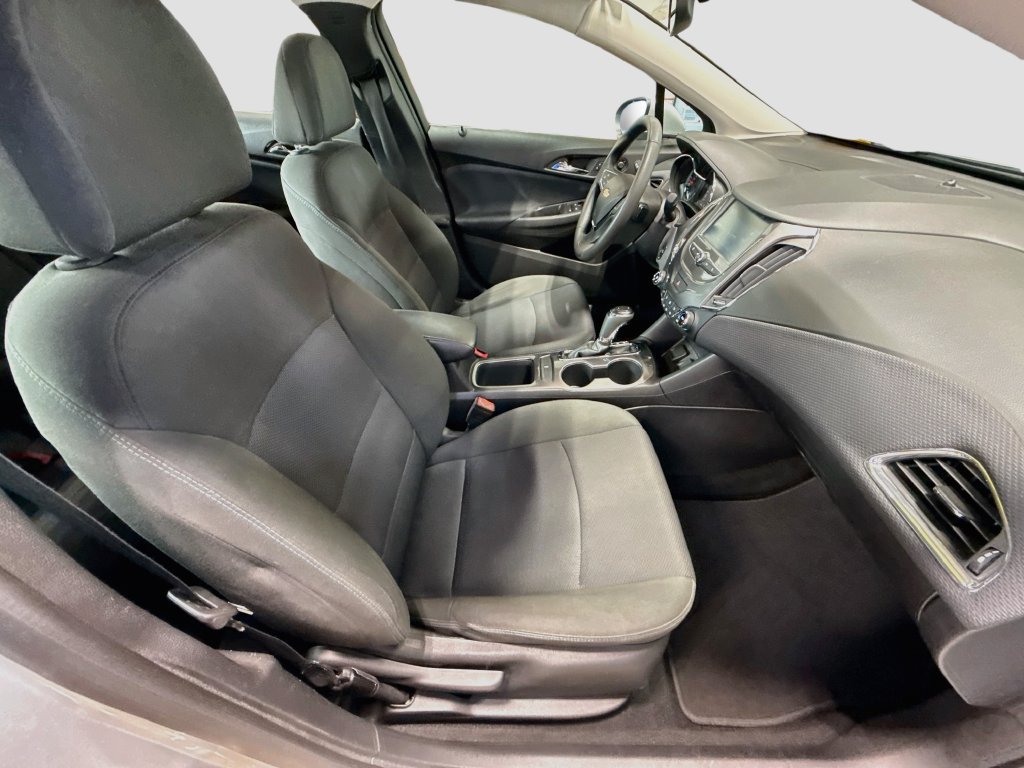 Used 2018 Chevrolet Cruze LT w/ Convenience Package FWD image 26