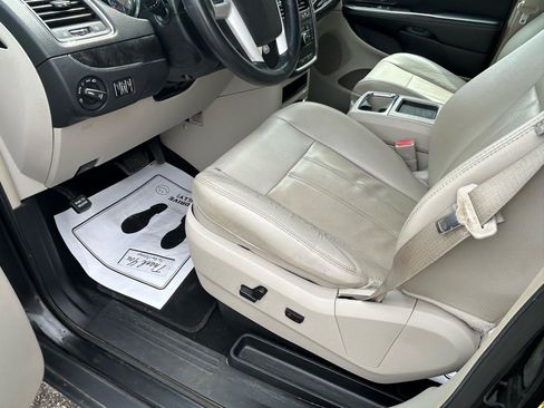 Used 2014 Chrysler Town & Country Touring w/ Trailer Tow Group FWD image 10
