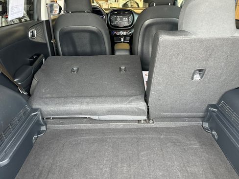 Used 2025 Kia Soul LX w/ LX Technology Package FWD image 16