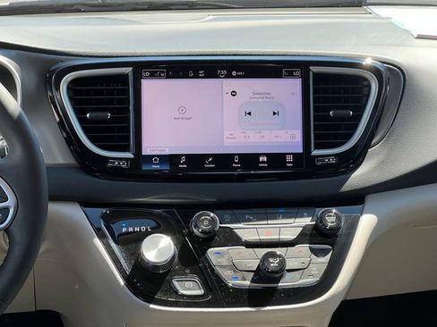 Used 2024 Chrysler Pacifica Touring-L image 18