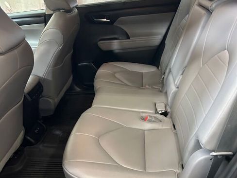 Certified 2023 Toyota Highlander XLE image 8