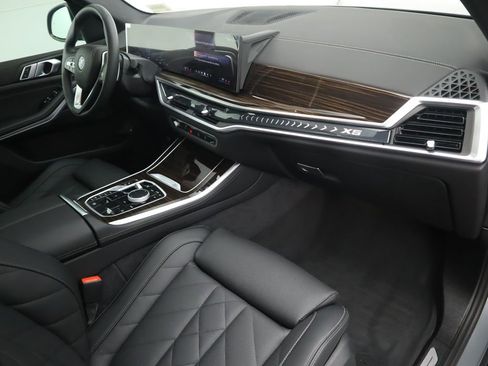 Used 2025 BMW X5 xDrive50e w/ Parking Assistance Package AWD/4WD image 18