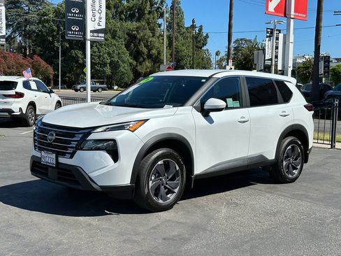 Used 2026 Nissan Rogue SV FWD image 2