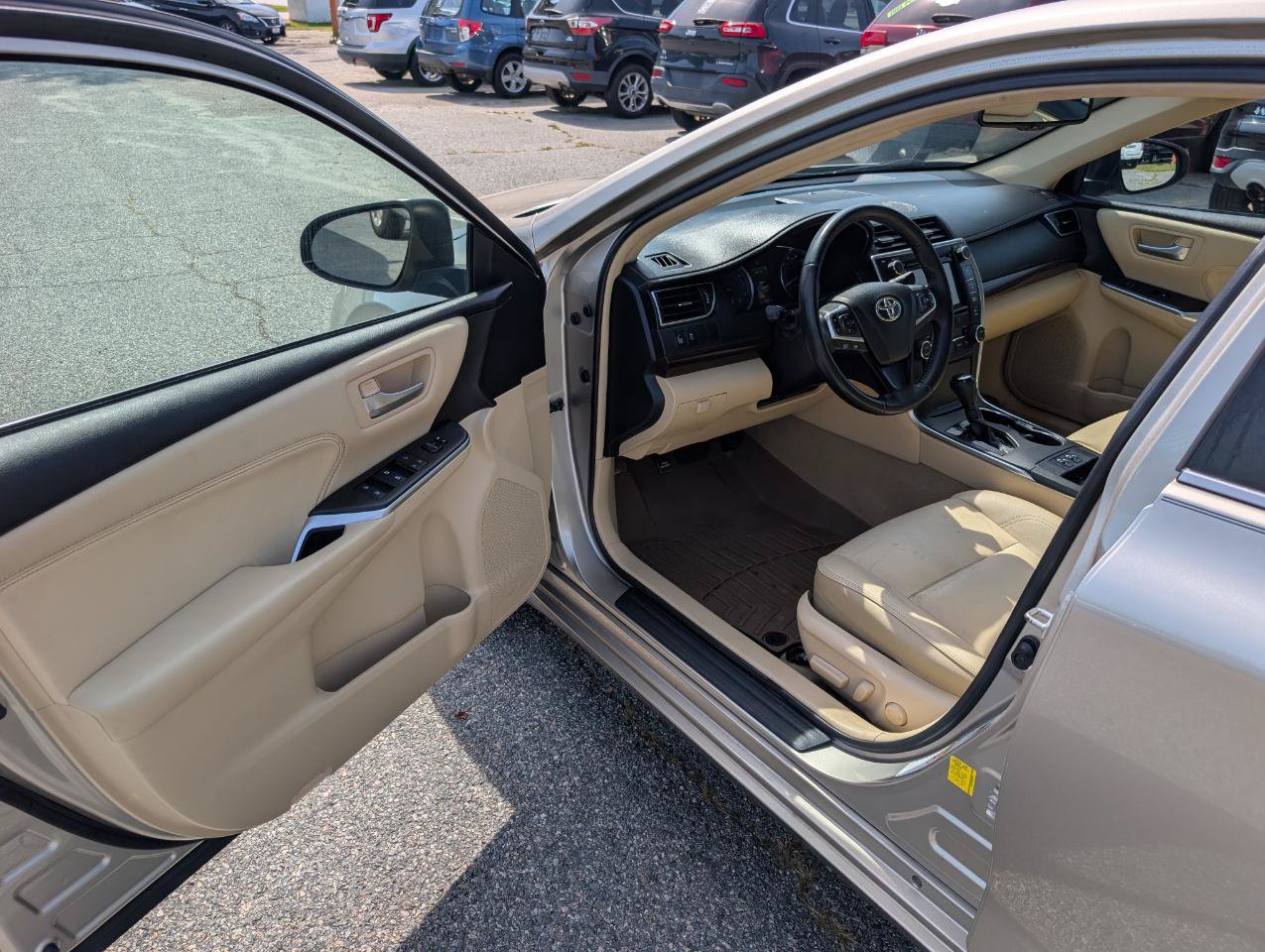 Used 2016 Toyota Camry XLE w/ Moonroof Package FWD image 10