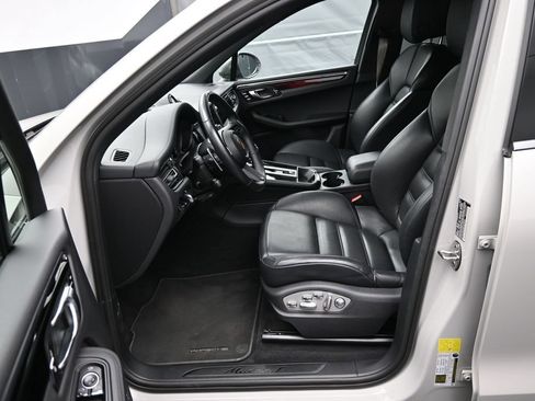 Certified 2025 Porsche Macan Turbo AWD/4WD image 8