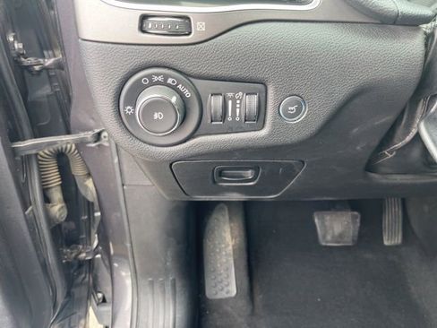 Used 2019 Jeep Cherokee Latitude Plus w/ Comfort/Convenience Group FWD image 32