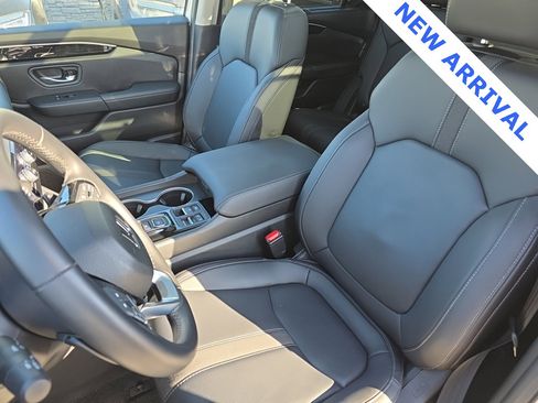 Used 2025 Honda Pilot Touring image 8